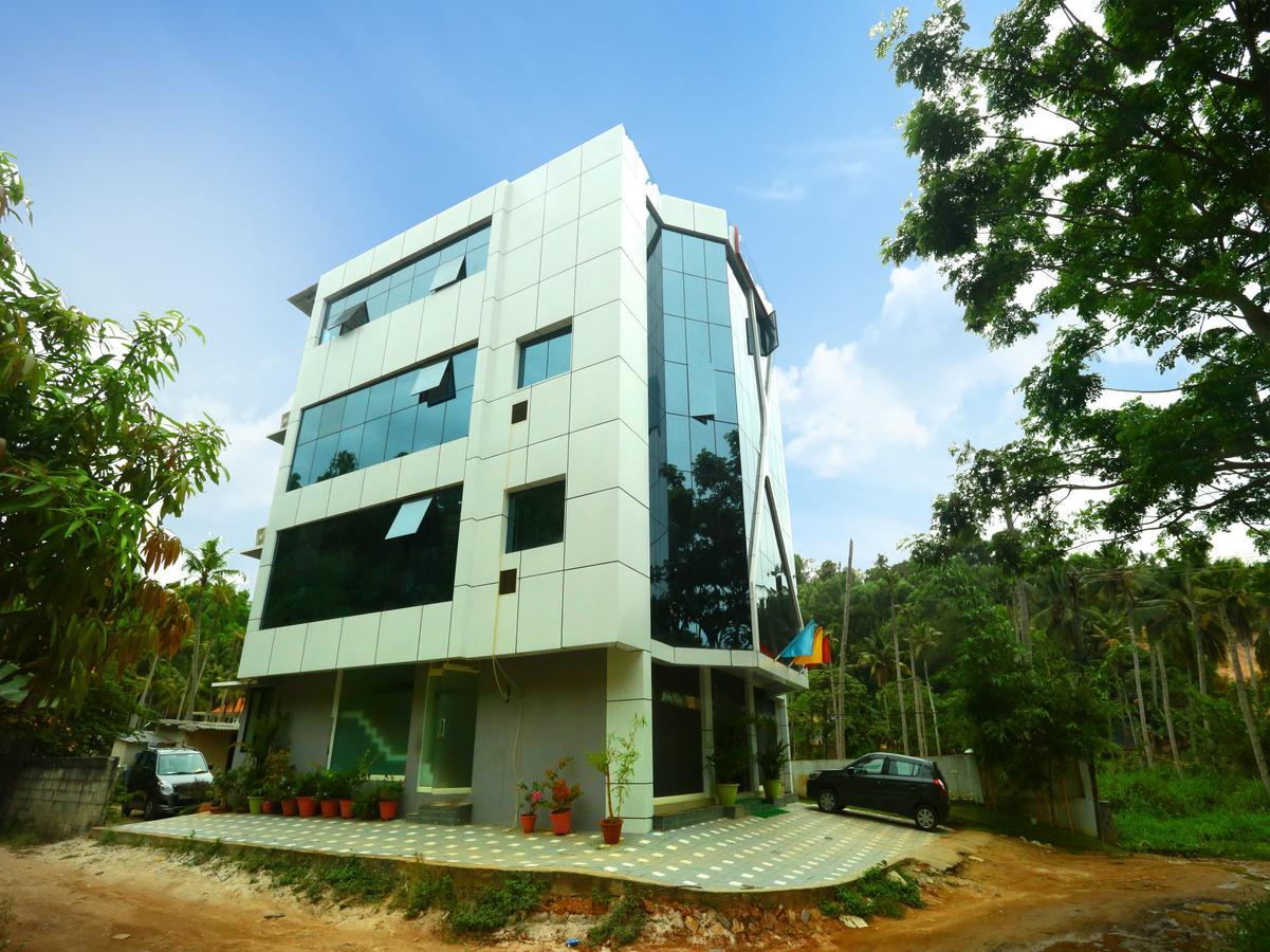 Hotel Oyo 9557 Near Kims Hospital Thiruvananthapuram Esterno foto